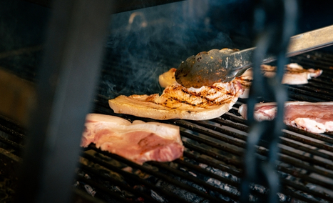 Grillade de viande saisie au feu de bois par le chef du restaurant Les Gaillards. à Vannes.