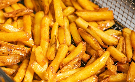 Frites maison croustillantes et dorées servies au restaurant Les Gaillards. à Vannes.