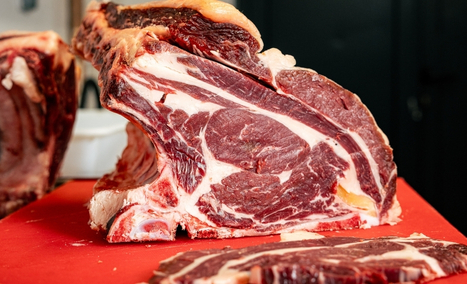 Pièce de côte de bœuf française persillée sur le plan de travail du restaurant Les Gaillards. à Vannes.